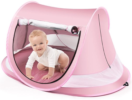 Roze babytent met UV-bescherming en muggennet. Een lachende baby kruipt binnenin de open tent.