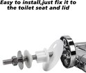 Close-up van de montage van een toiletbril scharnier met schroeven en ringen.