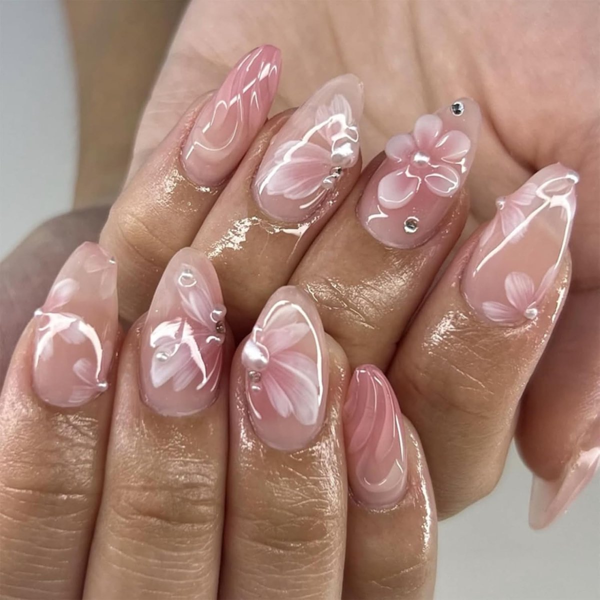 24 stuks Press-On Nagels Franse Kunstnagels - 3D Bloemen Parels - Roze Middellange Amandelvormige Opzetnagels - Nail Art - Kunstnagels Set