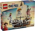 LEGO One Piece set met het Piratenschip Going Merry met strooien hoeden en schedel logo op zeil.
