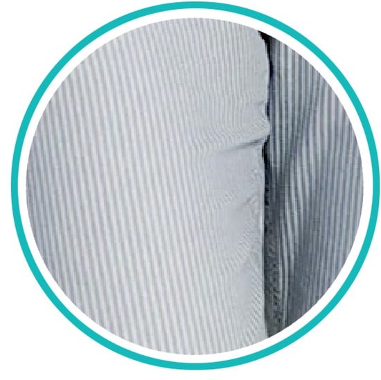 Lichtblauwe broek met fijne witte strepen.