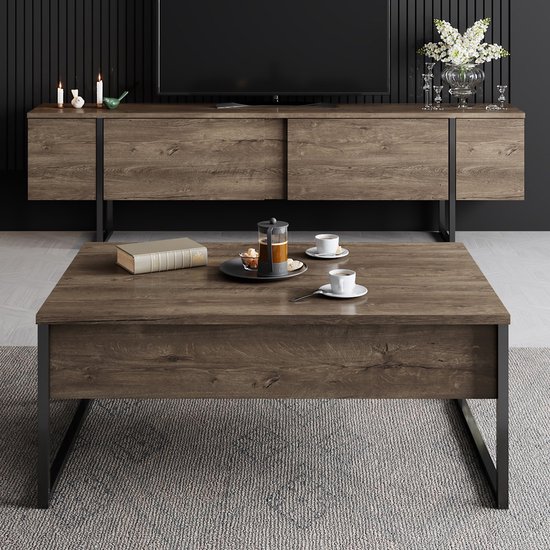 Salontafel met houten blad en zwarte metalen poten, met daarop een koffiezetapparaat en twee kopjes koffie.
