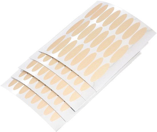 Bundel vellen met beige, ovale ooglidstrips van mesh, getoond in een waaiervorm.