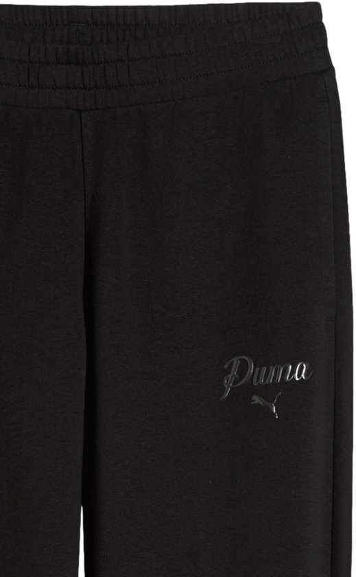 Detail van een zwarte Puma joggingbroek met reliëf logo en elastische tailleband.