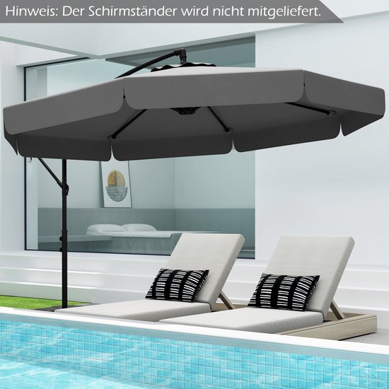 Donkere grijze zweefparasol met een luifel, die zich boven twee ligstoelen met kussens bevindt, bij een zwembad.
