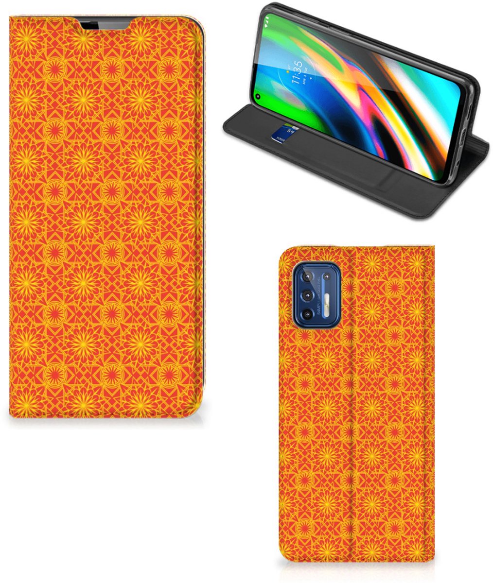 Motorola Moto G9 Plus Hoesje met Magneet Batik Oranje
