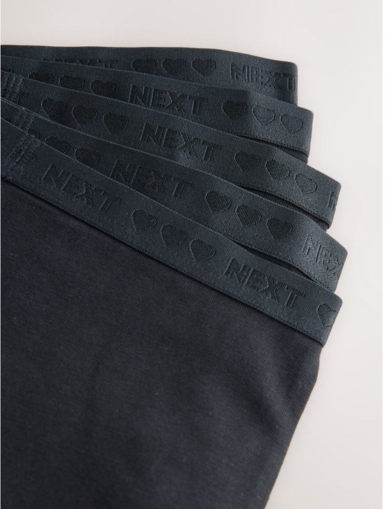 Dichtbij-aanzicht van de elastische banden met 'NEXT' en hartjesprint op vijf donkerblauwe boxershorts.