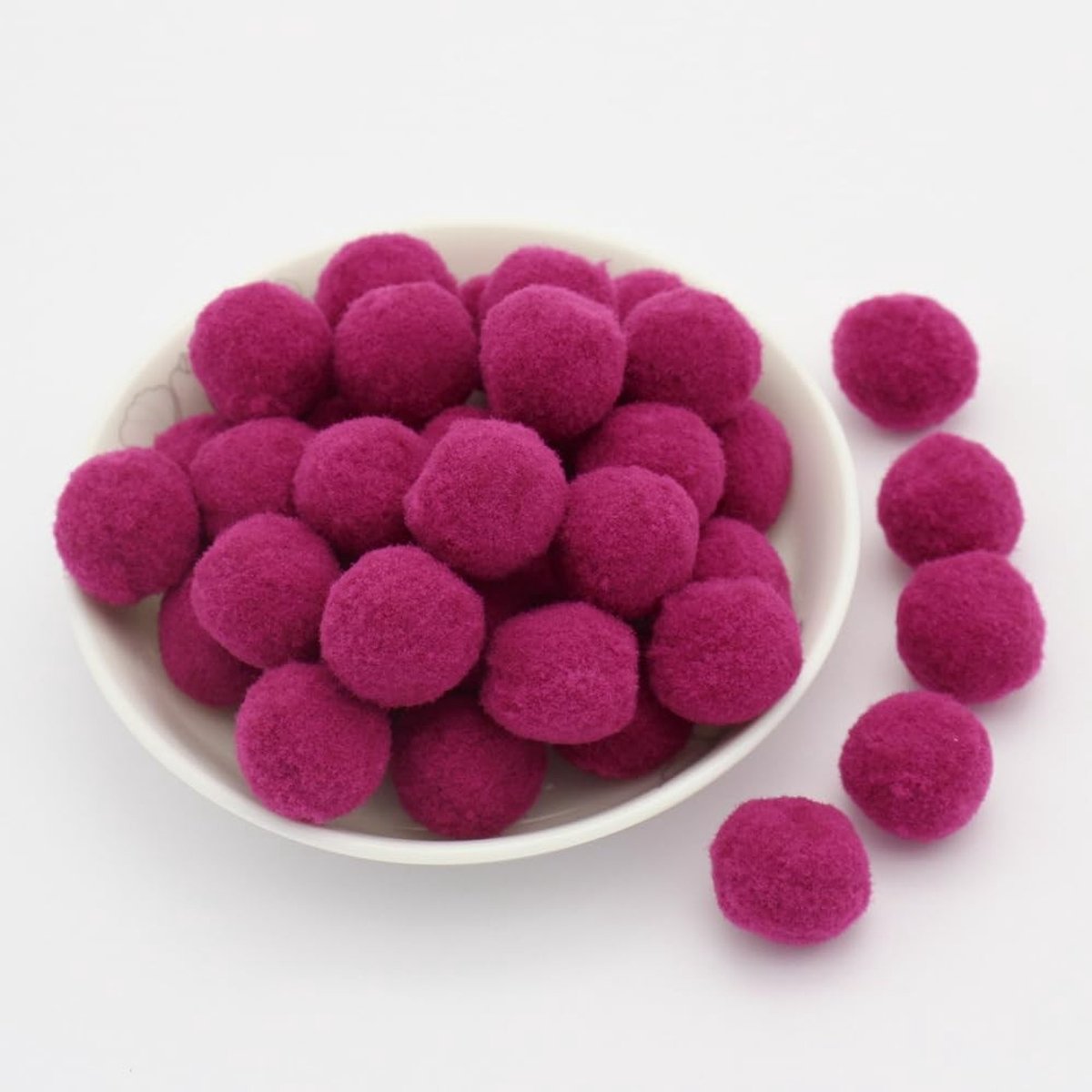 NTH products- Mini-Pompons 30 mm - 20 Stuks - Kleurrijke Vilten Ballen - Pluizige Pluche Ballen - Creatief Handwerk - Voor Decoreren en Versieren - Knutselpompons