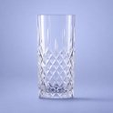 Un grand verre transparent avec un motif en diamant et des lignes verticales.