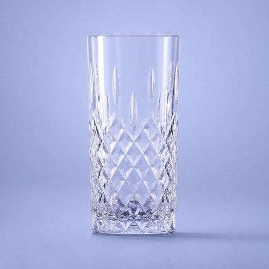 Un grand verre transparent avec un motif en diamant et des lignes verticales.