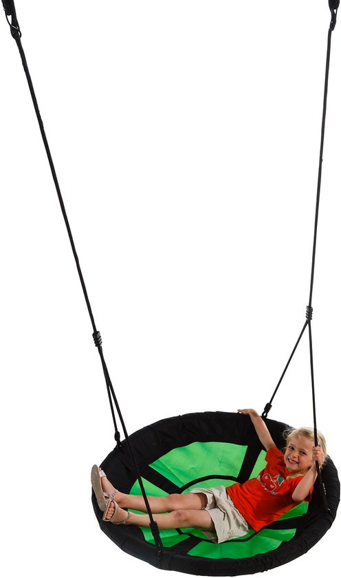 Een meisje met blond haar ligt lachend op een ronde, groene en zwarte nestschommel.