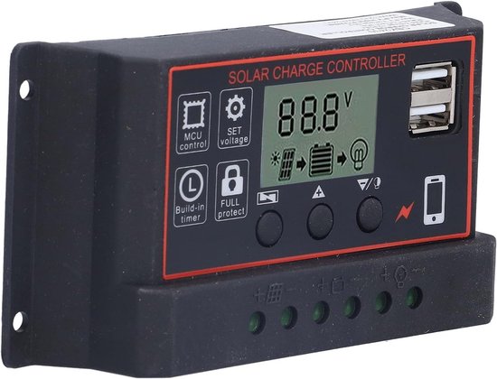 Schuin aanzicht van zwarte solar charge controller met rood frame, scherm, USB-poorten en aansluitklemmen.