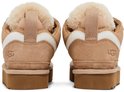 Achterkant van bruine Ugg lage sneakers met beige veters, witte accenten en lamsvel. UGG logo op de hiel.
