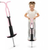 Een meisje in een wit T-shirt en grijze legging springt op een roze pogo stick, naast een staande pogo stick.