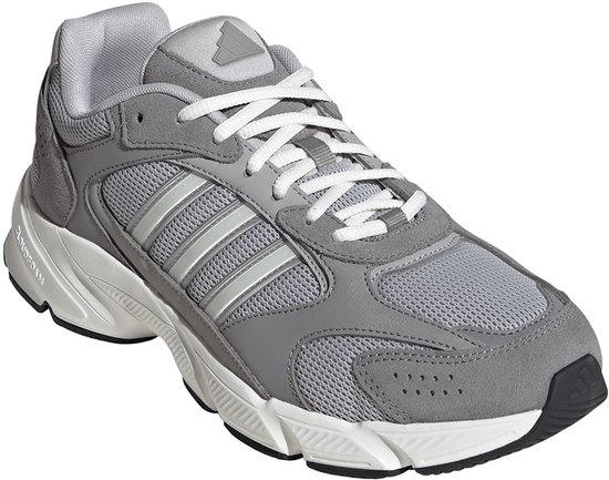 Grijze Adidas herensneaker met witte veters, lichtblauwe strepen en witte zool.