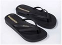 Zwarte Ipanema platform slippers met gevlochten bandjes en gouden logo.