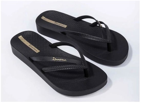 Zwarte Ipanema platform slippers met gevlochten bandjes en gouden logo.