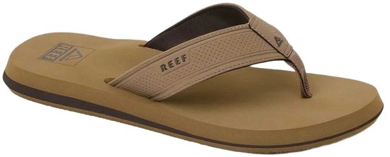 Bruine Reef teenslipper met suède bandjes en perforaties. Zwarte en bruine zolen.