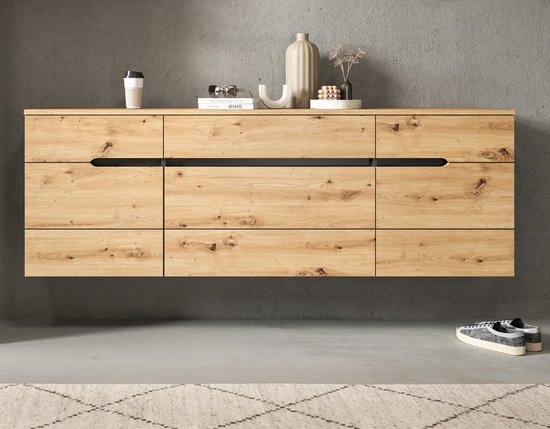 Hangende commode met negen houten lades met zichtbare nerf en zwarte grepen, staand op een grijze betonnen vloer.