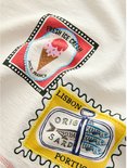 Crèmegekleurd T-shirt met gestikte emblemen van een ijsje uit Nice en sardines uit Lissabon.