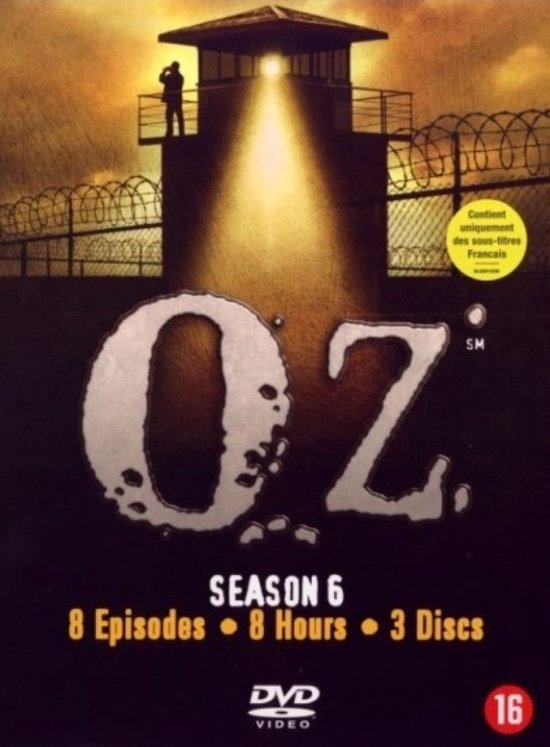 DVD-hoes van 'Oz Seizoen 6' met een wachttoren en omheining.