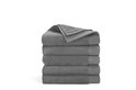 Une pile de cinq serviettes épaisses, de couleur anthracite, avec un bord tissé.
