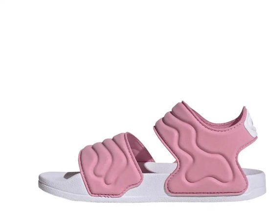 Roze Adilette kindersandaal op witte zool met klittenbandsluiting en Adidas logo.