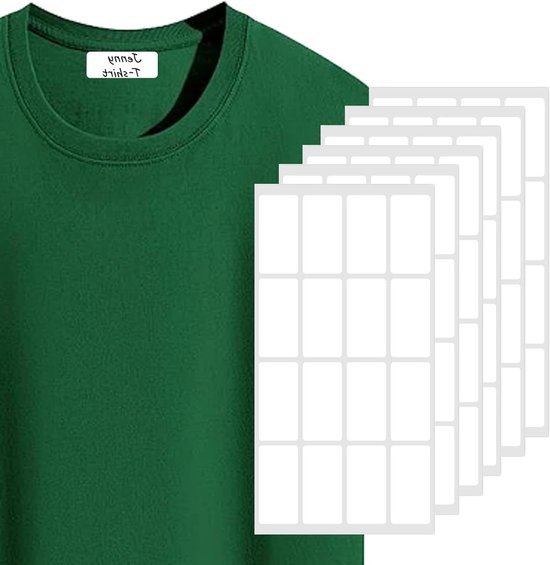 Een donkergroen T-shirt met een label in de nek en een stapel vellen met blanco labels ernaast.