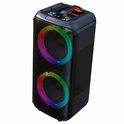 Zwarte luidspreker met twee ronde LED-verlichte woofers, bovenop is een display en bedieningsknoppen.