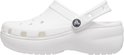 Witte Crocs platform clog met draagbare band, zijaanzicht.