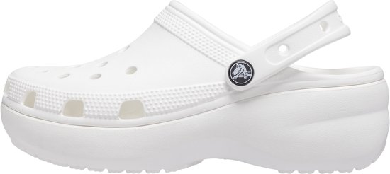Witte Crocs platform clog met draagbare band, zijaanzicht.