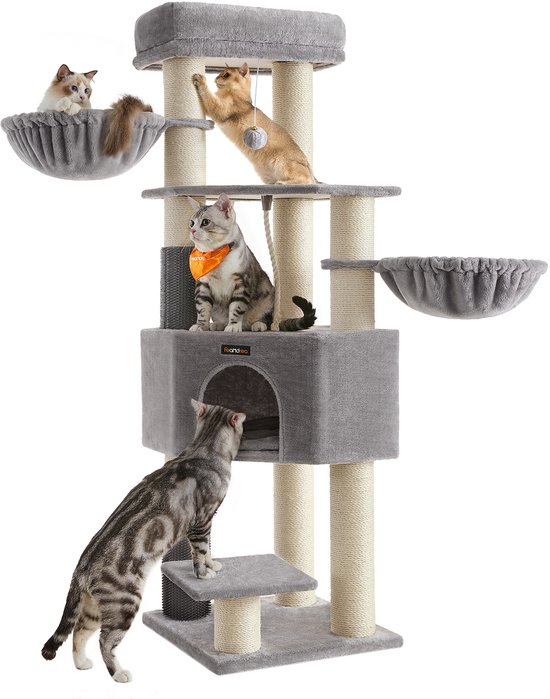 Grijze krabpaal met 4 katten. Twee katten in manden, een kat op een platform, en een kat op de grond.