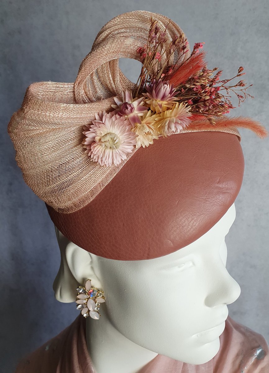 Creaciones Hoeden Collectie – Fascinator – Natuurlijk leer roze – Abaca-zijde en gedroogde bloemen – Universele maat – Handgemaakt en Uniek