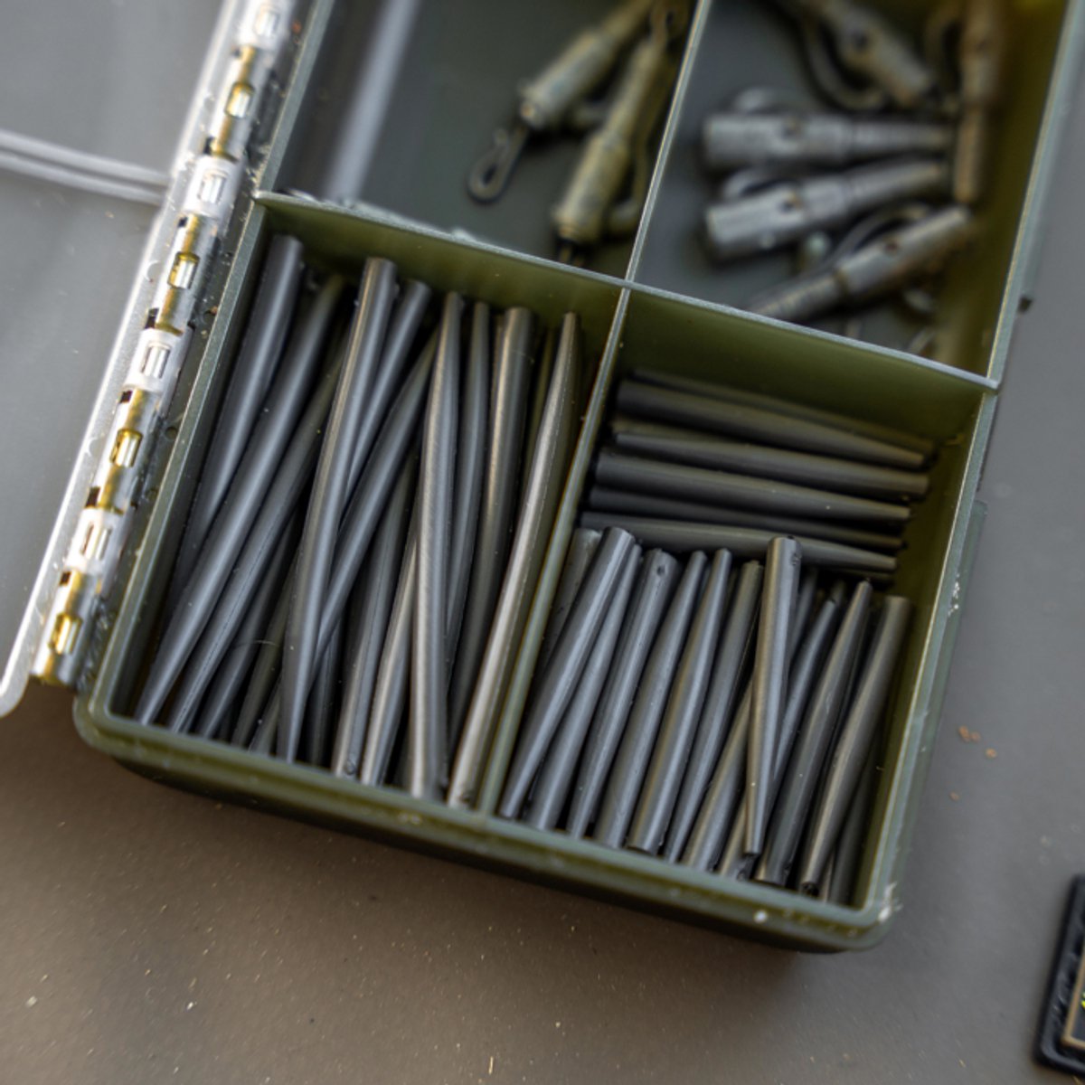 Avid Carp Outline Tungsten Anti-Tangle Sleeves 50mm – Lange Tungsten Sleeves voor QC Swivels
