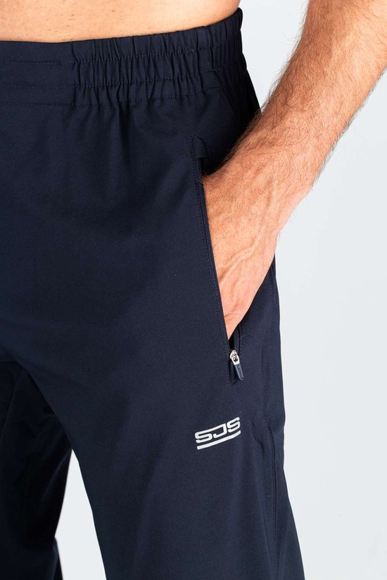 Detail van donkerblauwe sportbroek: elastische tailleband, hand in afsluitbare zak met rits.