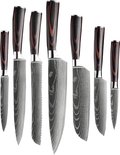 Set van zeven Japanse koksmessen met een damascus patroon en donker houten handvatten.