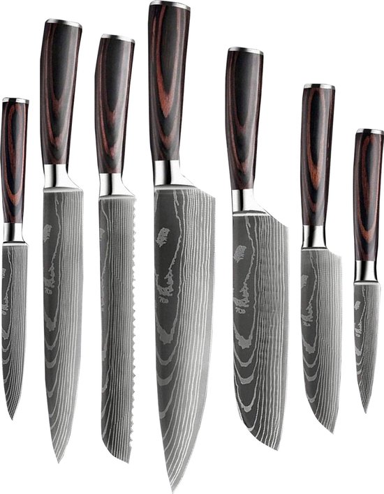 Set van zeven Japanse koksmessen met een damascus patroon en donker houten handvatten.