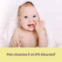 Lachende baby met blauwe ogen, gewikkeld in een witte handdoek, met vitamine E en 0% kleurstof.