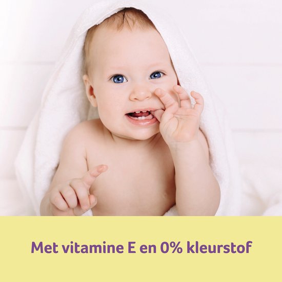 Lachende baby met blauwe ogen, gewikkeld in een witte handdoek, met vitamine E en 0% kleurstof.