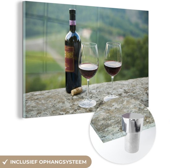 MuchoWow® Glasschilderij 60x40 cm - Schilderij acrylglas - Fles Rode wijn met wijngaarden van Sangiovese-druiven op achtergrond - Foto op glas - Schilderijen