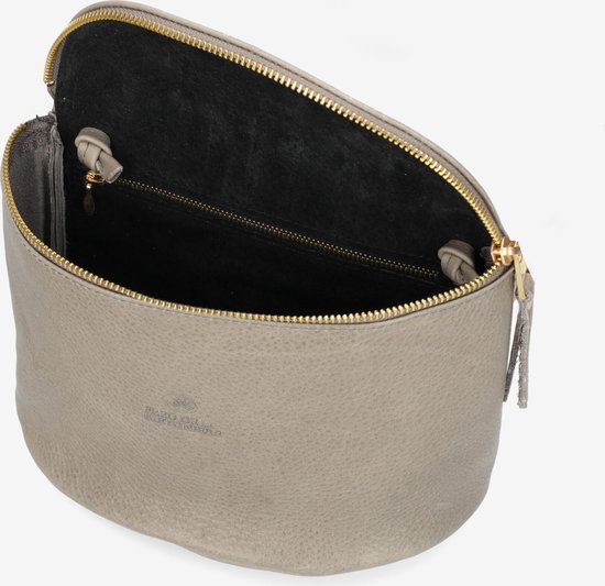 Grijze leren tas met gouden rits, open aan de bovenkant.
