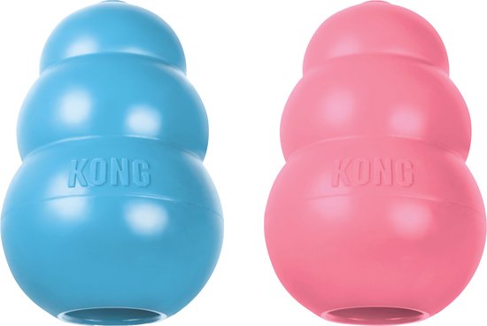 Twee KONG puppy speeltjes, een blauwe en een roze, op een witte achtergrond.