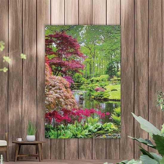 Een traditionele Japanse tuin met kabbelend water, rode en roze bloemen, en bomen met groen en rood blad.