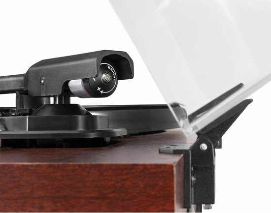 Close-up van de toonarm van een retro platenspeler met instelbare gewichtsregeling en een deel van de doorzichtige kap.