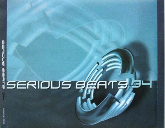 Hoes van Serious Beats 34 met blauwe, rookachtige achtergrond en een metalen ring.