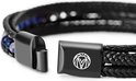 Sluiting van een zwarte gevlochten leren armband, met blauwe kralen en leeuwenlogo.