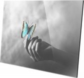 Vlinder op hand | 90 x 60 CM | Wanddecoratie | Dieren op plexiglas | Schilderij | Plexiglas | Schilderij op plexiglas