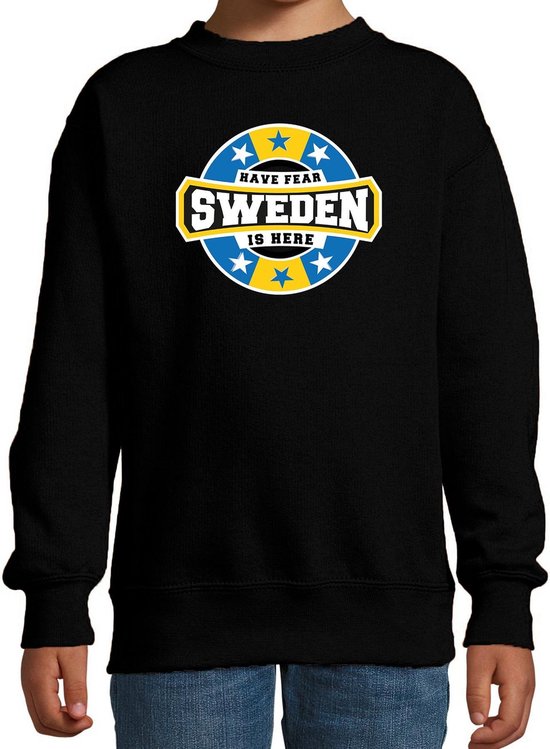 Have fear Sweden is here sweater met sterren embleem in de kleuren van de Zweedse vlag - zwart - kids - Zweden supporter / Zweeds elftal fan trui / EK / WK / kleding 122/128