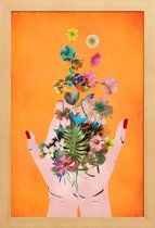 JUNIQE - Poster in houten lijst Frida's Hands -40x60 /Kleurrijk