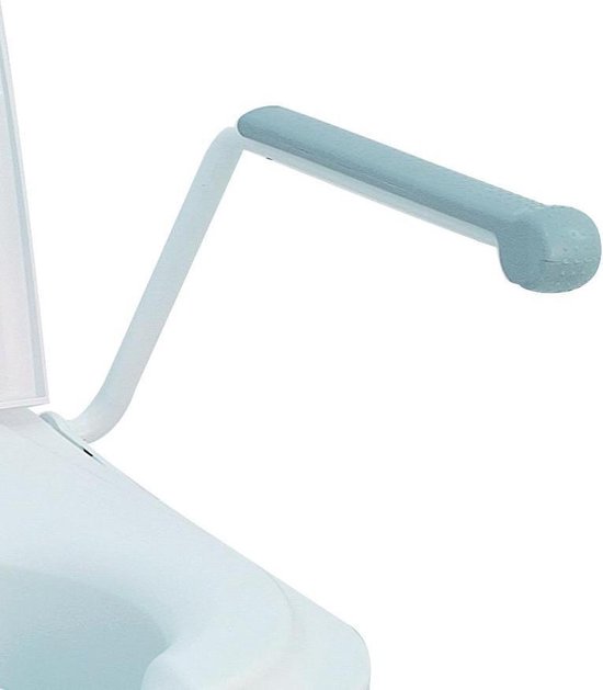 Grijze armleuning van een toiletverhoger met lichte waterdruppels.